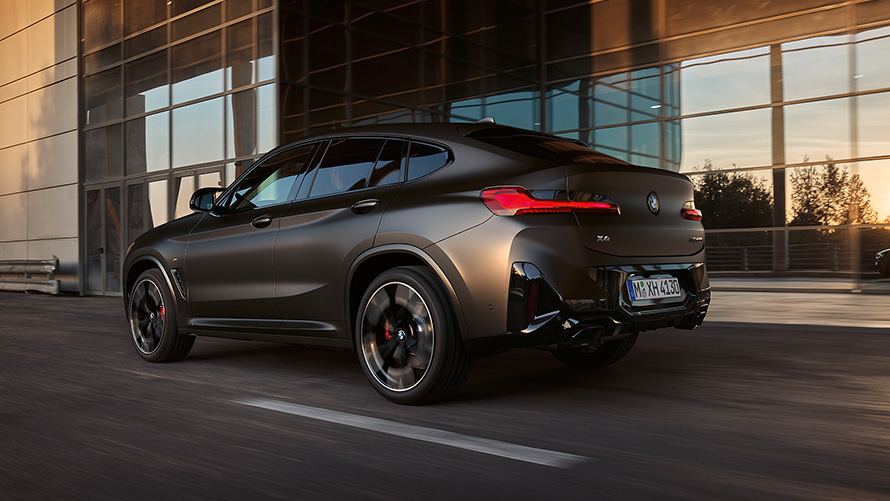 BMW X4 M40i G02 LCI 2021 Facelift vue de trois quarts arrière devant une façade en verre